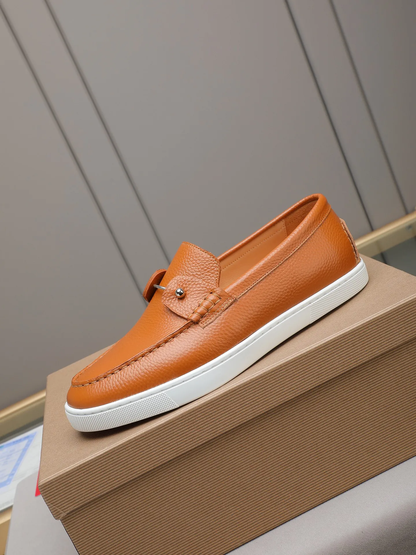 PP480 Christian Louboutin (red-soled shoes) Italian men's casual sneakers are shipped! Each pair of shoes from this Italian handmade shoe brand has a simple and classic design, which is very comfortable and versatile! The upper fabric of this shoe is made of imported cowhide, with high-end and comfortable cowhide lining! The outsole is made of original rubber bottom sheets and is lined with cowhide! Brand-specific mold-opening foot bed, exclusive private mold control! Original box packaging! 39 40 41 42 43 44 (38 45 46 customized)